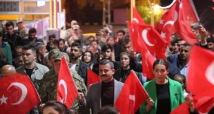 Çukurca da bayrak ve meşaleli Cumhuriyet yürüyüşü düzenlendi