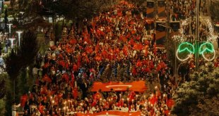 Iğdır'da Cumhuriyetin 100. yılında 100 metre Türk bayrağı ile fener alayı