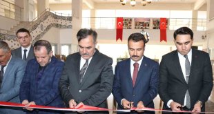Ahlat'ta "Geçmişten Günümüze Cumhuriyet Bayramı" fotoğraf ve resim sergisi açıldı