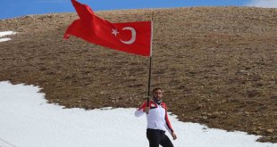 3 bin 250 rakımda Türk bayrağı açarak kayak yaptı