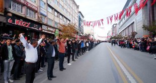 Cumhuriyetin 100. yılını Cumhuriyet Caddesi'nde bar oynayarak kutladılar