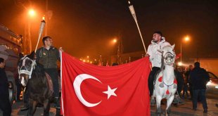 Cumhuriyet'in 100. yılında atlı ve meşaleli fener alayı geçişi yapıldı