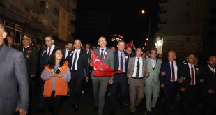 Hakkari'de Cumhuriyet yürüyüşüne binler katıldı