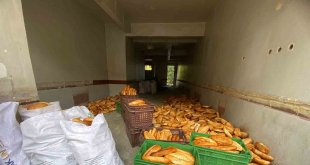Yüzlerce ekmek kullanılmayan binaya atılmıştı, ekipler inceleme başlattı