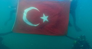 Dalgıçlar Van Gölü'nde Türk bayrağı açtı