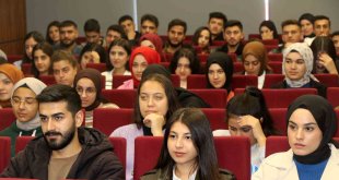 Depremzede üniversite öğrencilerine burs