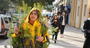 Erzincan'da akademisyen 3 yıldır diktiği fidanların doğum gününü kutluyor