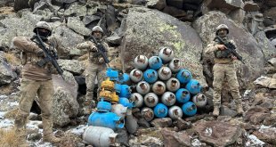 Ağrı Dağı'nda terör örgütüne ait 2 mağarada yaşam malzemesi ele geçirildi