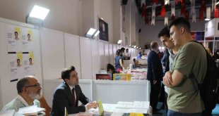 Kaymakam 'yazar' olarak fuara katıldı, öğrenciler şaşırdı