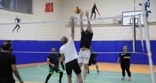 Ağrı'da öğretmenler voleybol turnuvasında ter döktü