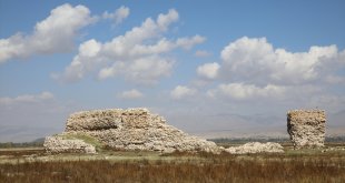 Van Gölü'nde çekilme sürdükçe eski yapıların kalıntıları ortaya çıkıyor
