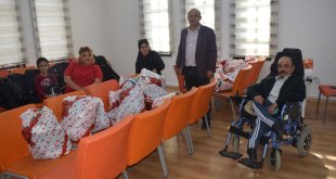 Malatya'da engellilere gıda ve kışlık giysi desteği