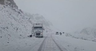 3 bin rakımlı Karabet Geçidi'nde kar yağışı trafiği olumsuz yönde etkiledi