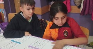 Tutak'ta öğrenciler sıralarını bilgi kaynağı yaptı