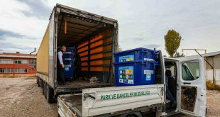 Van Büyükşehir Belediyesi 13 ilçeye plastik çöp konteyneri dağıttı