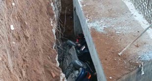 Trafiğe kapalı yola giren otomobil inşaat alanına düştü: 4 yaralı