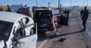 Ağrı'da iki otomobil çarpıştı: 7 yaralı