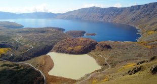 Nemrut Krater Gölü sezonun son ziyaretçilerini ağırlıyor