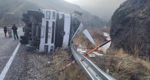 Ağrı'da devrilen tırın sürücüsü hayatını kaybetti