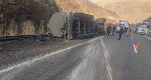 Ağrı'da kaza yapan tanker sürücüsü hayatını kaybetti