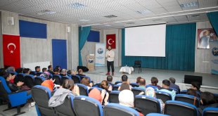 Yazar Uğur Batı, Hakkari'de eğitimcilerle söyleşi yaptı