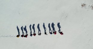 Erzincanlı dağcılar 3445 metre yükseklikteki Akbaba zirvesine tırmandı