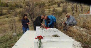 Gazeteci Cem Emir, 12. ölüm yıl dönümünde mezarı başında anıldı