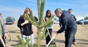 Kars'ta fidanlar toprakla buluşturuldu