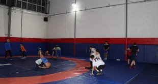 Erzurum'daki Aile ve Sosyal Hizmetler Spor Kulübünde geleceğin güreşçileri yetiştiriliyor