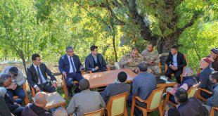 Genç kaymakamı, köy sakinlerinin taleplerini dinledi