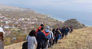 Van Gölü Aktivistleri Derneği üyeleri Adilcevaz'daki tarihi yerleri gezdi