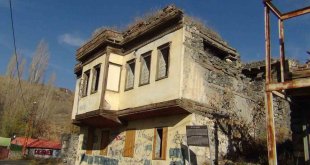 Kars'ta 19. yüzyıldan kalan paşa konağı yıkılmaya yüz tuttu