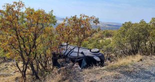 Elazığ'da hafif ticari araç şarampole yuvarlandı: 3 yaralı
