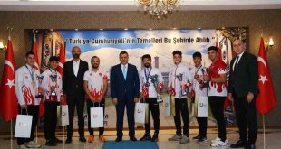 Vali Çiftçi şampiyonları kabul etti