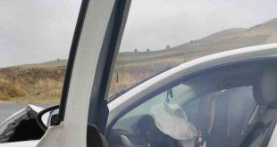 Kontrolden çıkan otomobil aydınlatma direğine çarptı: 1 yaralı