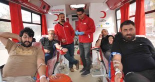 Gazetecilerden Kızılay'a kan bağışı