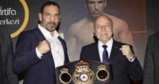 Dünya Ağır Sıklet Boks Şampiyonu Arslan, kamp yaptığı Erzurum'a altın kemeriyle geldi