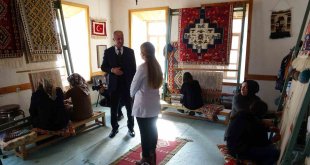 Başkan Akman'dan kilim ve halı dokuma kursuna ziyaret
