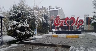 Özalp'a mevsimin ilk karı yağdı