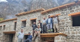 Çukurca'daki tarihi taş evleri restorasyon çalışmaları sona erdi