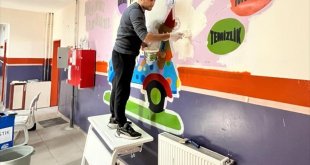 Ardahan'da gönüllü öğretmen ve idareciler okul binalarını boyadı