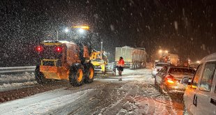 Kop Dağı Geçidi'nde kar yağışı ve tipi etkili oluyor