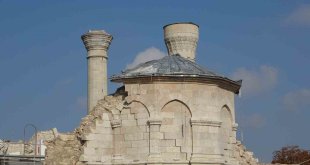 Depremde yıkılan asırlık Teze Cami'de restorasyon proje çalışmaları sürüyor