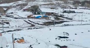 Ağrı'da köyler kar altında