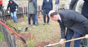 Kars'ta 52 fidan toprakla buluştu