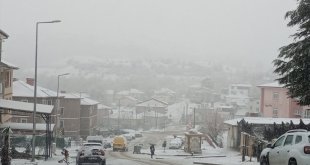Elazığ'ın Sivrice ilçesinde kar yağışı etkili oluyor