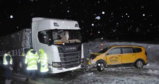 Kars'ta tır ile taksi çarpıştı: 1 ölü, 3 yaralı