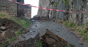 Mir Kalesi yolu kaya tehdidine karşı trafiğe kapatıldı