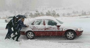 Van'da kar hayatı felç etti: Araçlar yolda kaldı