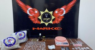 Kars'a kargoyla gönderilen uyuşturucuyu narkotik köpeği "Daxo" tespit etti